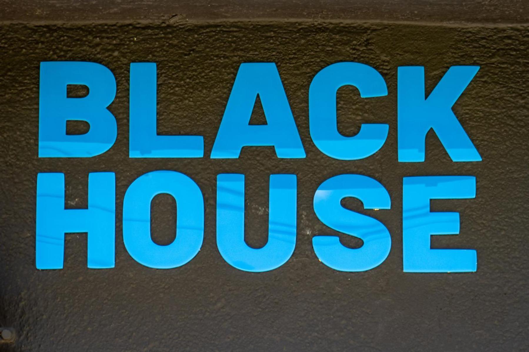 Black House Sorprendente Casa Estilo Industrial Olot