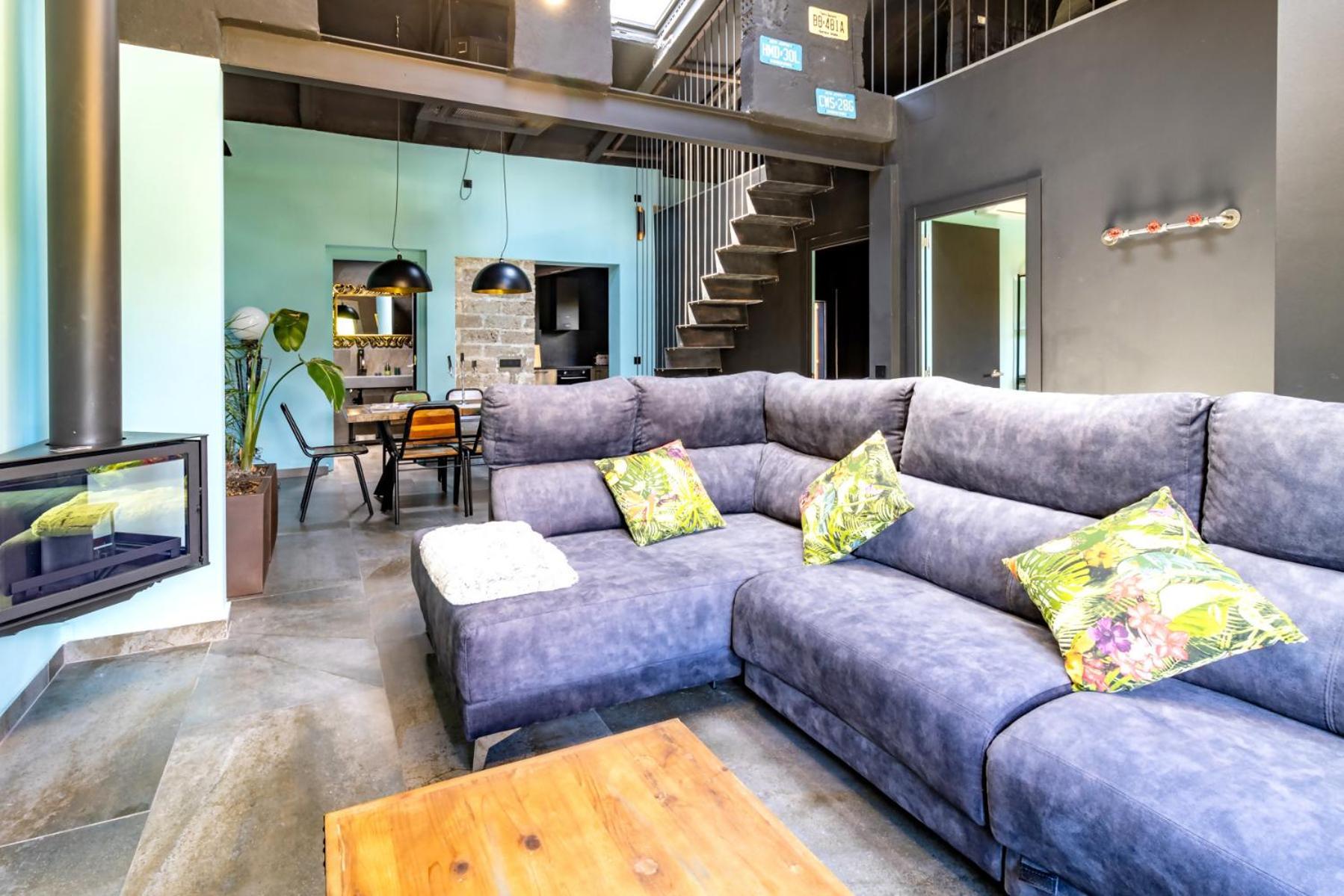 Black House Sorprendente Casa Estilo Industrial Holiday home Olot