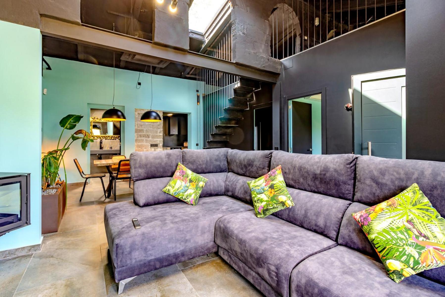 Black House Sorprendente Casa Estilo Industrial Olot
