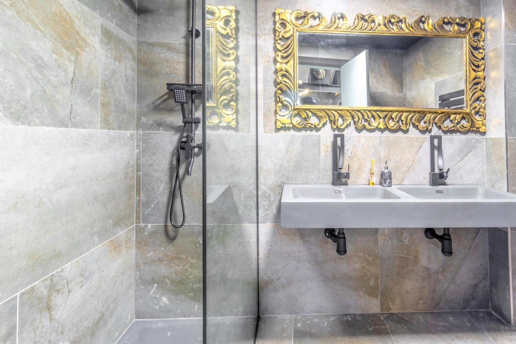 Black House Sorprendente Casa Estilo Industrial Olot