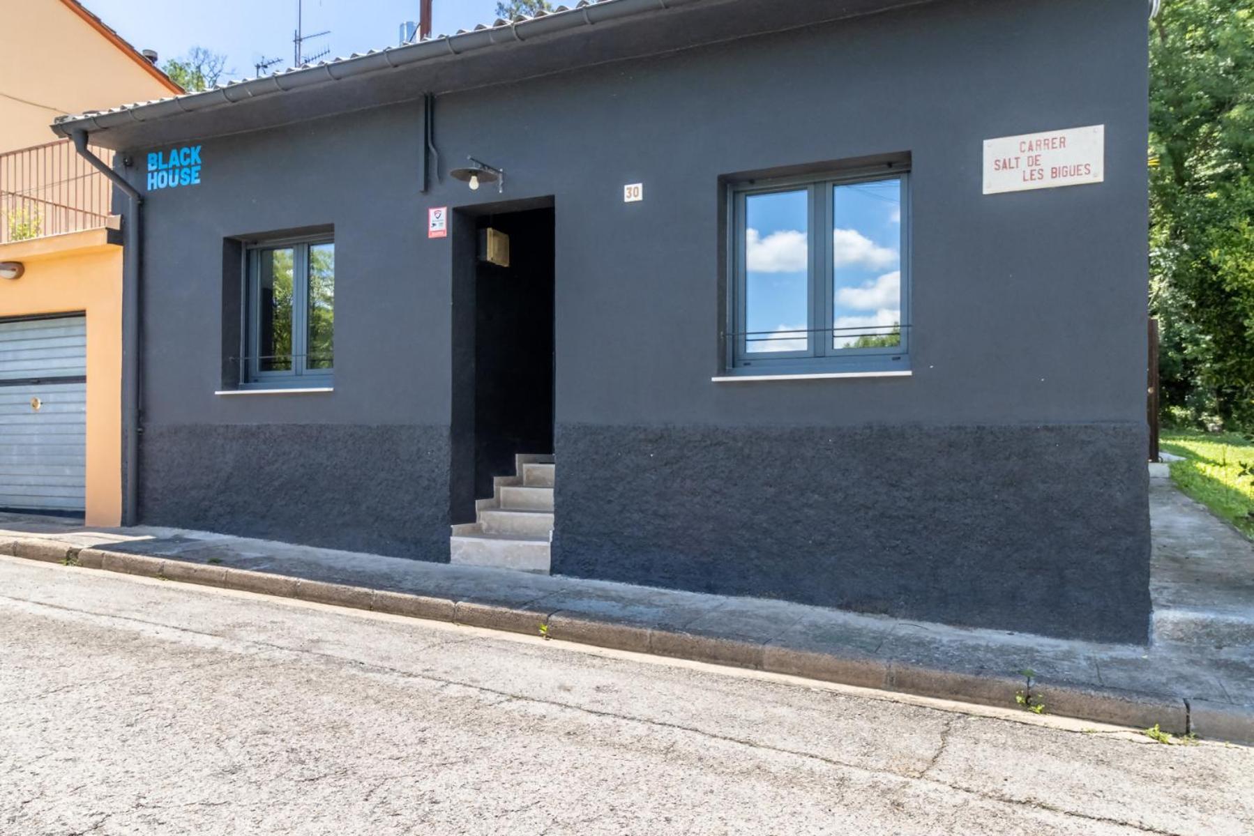 Black House Sorprendente Casa Estilo Industrial Olot